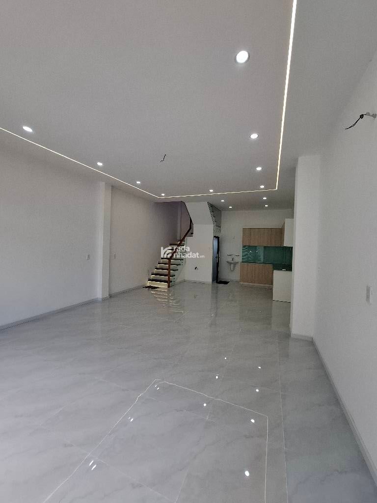 Kết cấu: Số tầng: (gồm 1 trệt, 2 lầu, ban công, sân thượng đúc chắc chắn, có 4PN, 5WC 