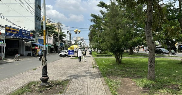 CHỦ NGỘP BANK- Vay hơn 4Tỷ.- 84m2, 3 Tầng - HXH- View Công viên - gàn Aeon Tân Phú- nhỉnh 6tỷ.