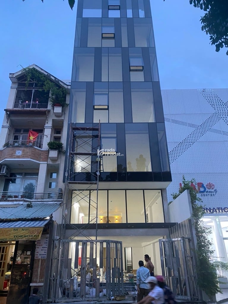 MẶT TIỀN TRUNG TÂM - ĐANG CHO THUÊ 300 TR/TH (HĐ THUÊ ĐẾN 2032) - NGANG 6M - THANG MÁY - GIÁP Q1