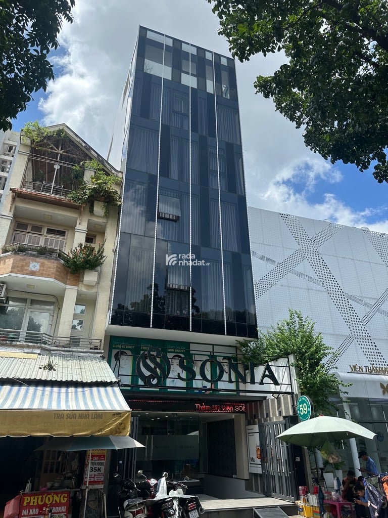 MẶT TIỀN TRUNG TÂM - ĐANG CHO THUÊ 300 TR/TH (HĐ THUÊ ĐẾN 2032) - NGANG 6M - THANG MÁY - GIÁP Q1