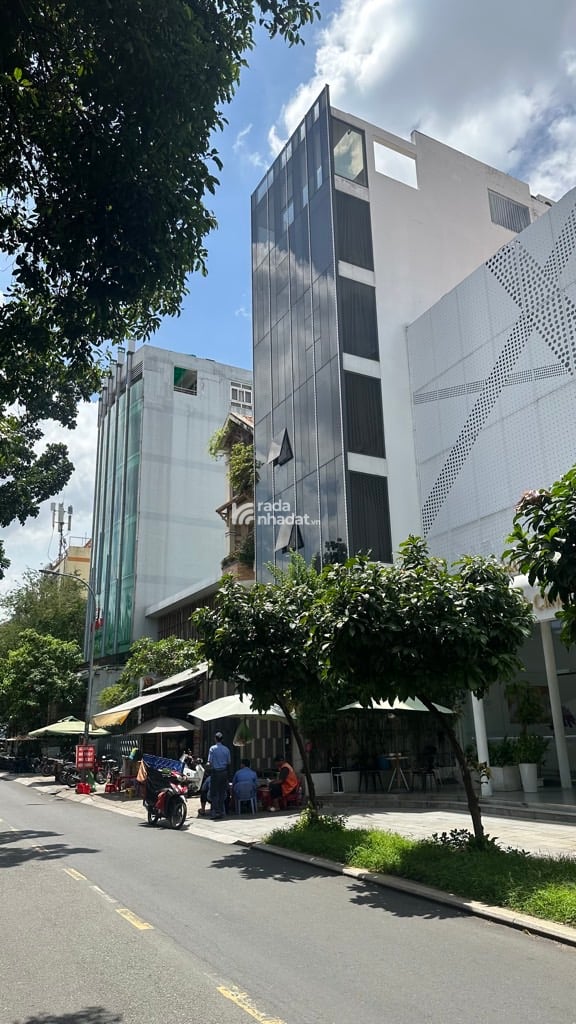 MẶT TIỀN TRUNG TÂM - ĐANG CHO THUÊ 300 TR/TH (HĐ THUÊ ĐẾN 2032) - NGANG 6M - THANG MÁY - GIÁP Q1