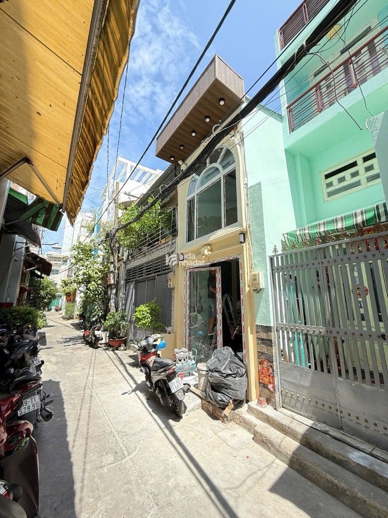 Bán nhà Âu Cơ - Sát MT đường lớn - 32m2 - 2 Tầng - HXH - Vị Trí kinh doanh tốt - Chỉ 4.2 Tỷ
