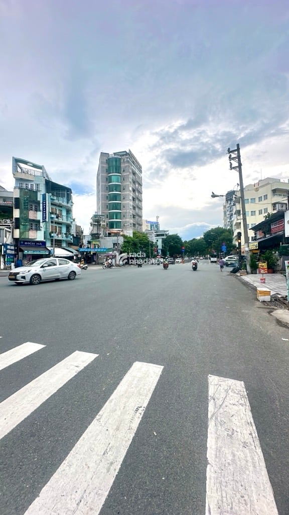 MẶT TIỀN 30M - CÓ VỈA HÈ KINH DOANH ĐỈNH - NGUYỄN CƯ TRINH Q1 