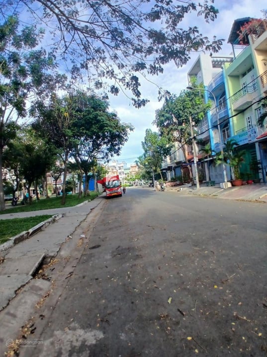 Chỉ 13,5 tỷ nhà 4 tầng đường Số 20 Q6, đối diện công viên (4x19)