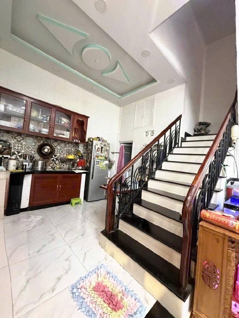 TRUNG TÂM Q11 3 TẦNG BTCT 5.5M VÀI BƯỚC RA HẺM THÔNG - ĐỐI DIỆN UBND
