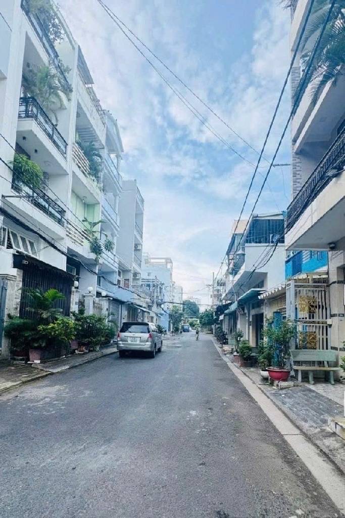 TRUNG TÂM Q11 3 TẦNG BTCT 5.5M VÀI BƯỚC RA HẺM THÔNG - ĐỐI DIỆN UBND