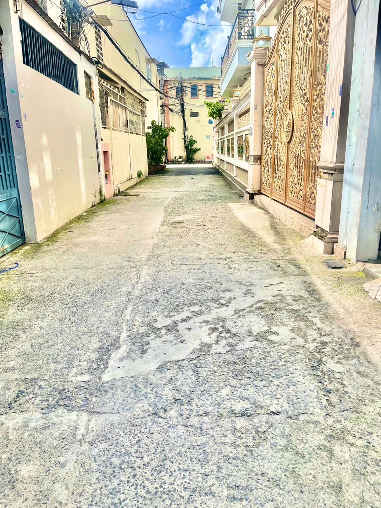 Vị trí đẹp, hẻm xe hơi, sát mặt tiền, gần Đầm Sen, siêu thị, kế bên là trường học các cấp