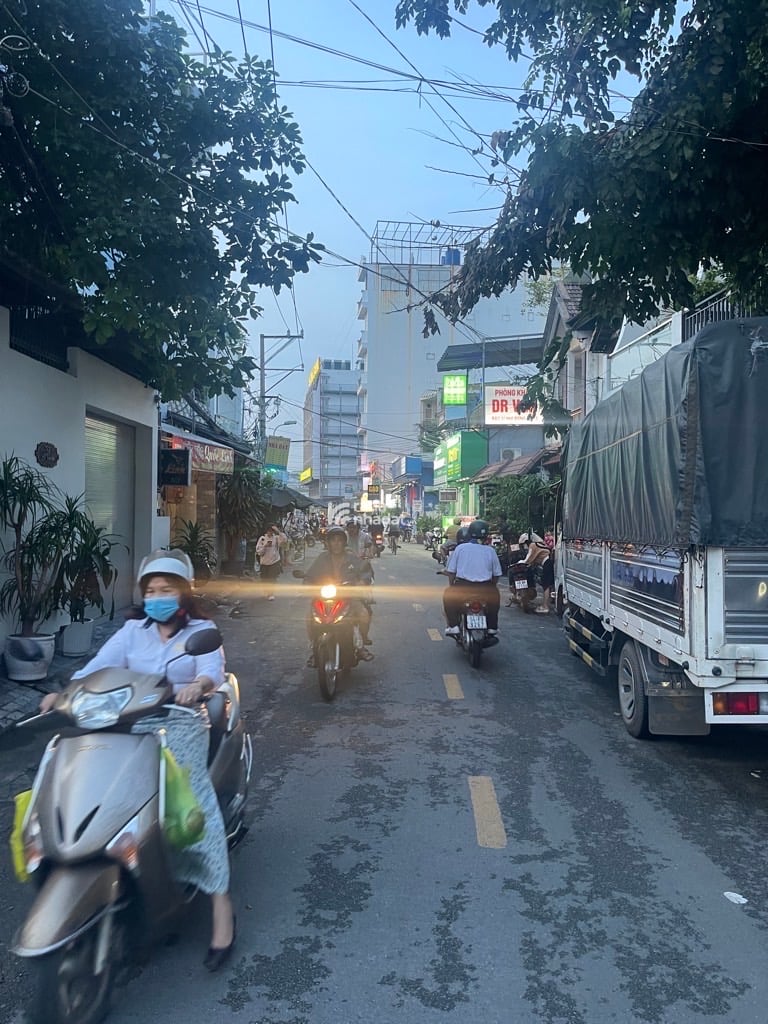 Bán nhà lô góc 2 mặt tiền kinh danh sầm uất đỗ nhuận