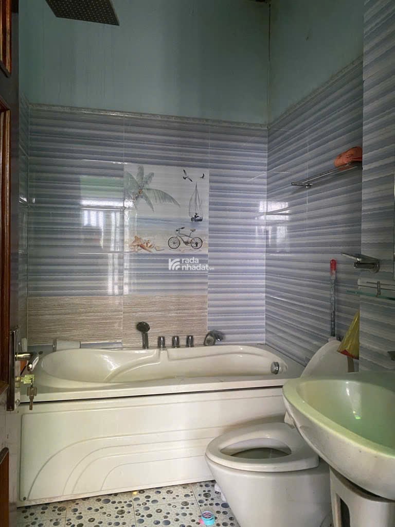 Bán nhà mặt tiền đường số 11 Hiệp Bình Chánh, Thủ Đức, 113m2, 3 tầng 4PN 4WC, đường xe hơi tránh