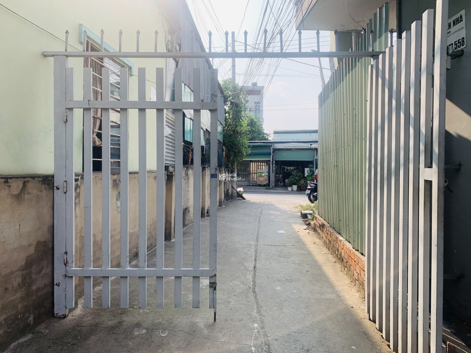 Bán Đất có Nhà và 9 Phòng Trọ, 270m2, Gần Quận 7, Xung Quanh là 6 trường Đại Học. Chỉ 10 Tỷ