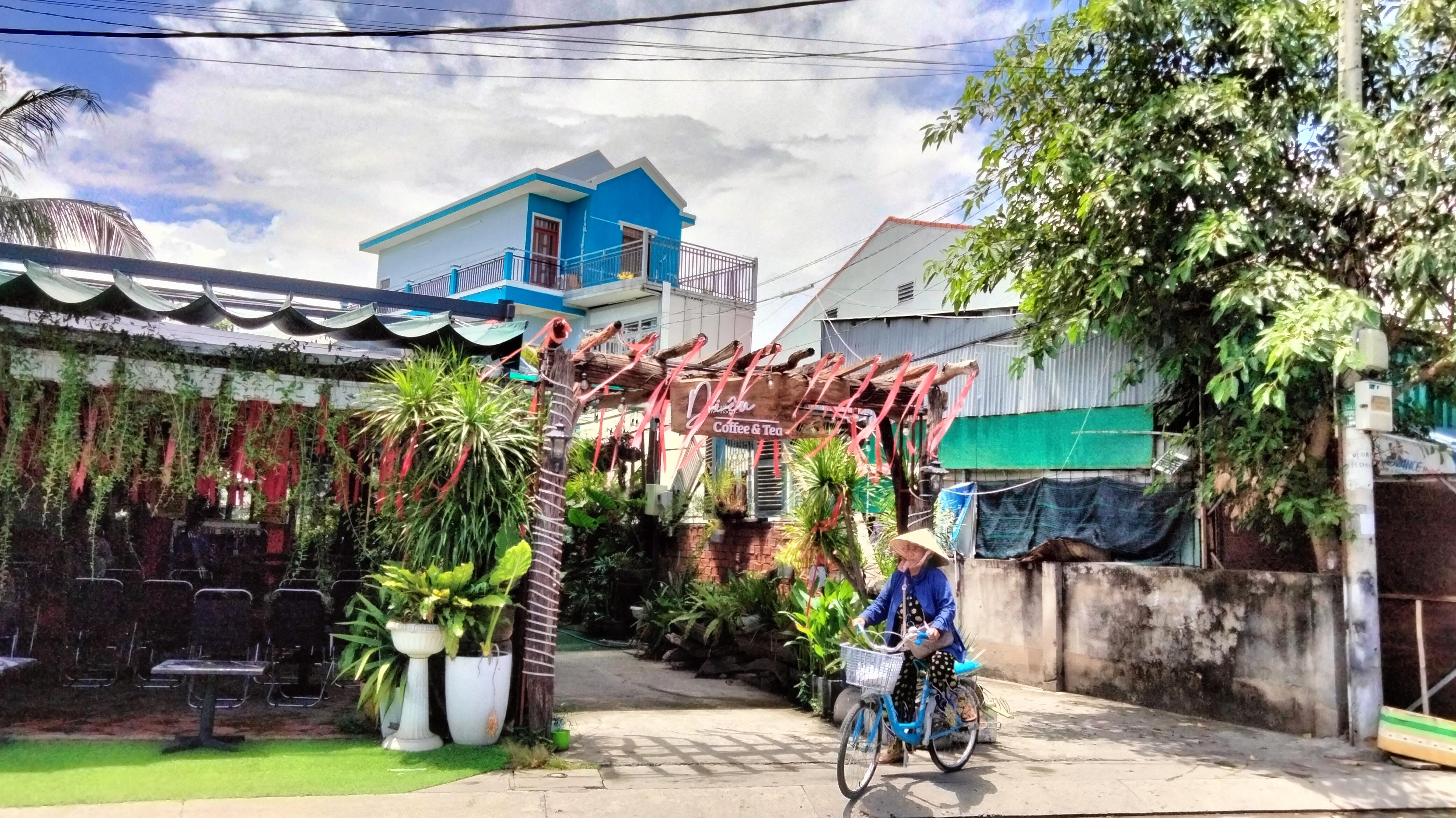 Bán Đất có Nhà và 9 Phòng Trọ, 270m2, Gần Quận 7, Xung Quanh là 6 trường Đại Học. Chỉ 10 Tỷ