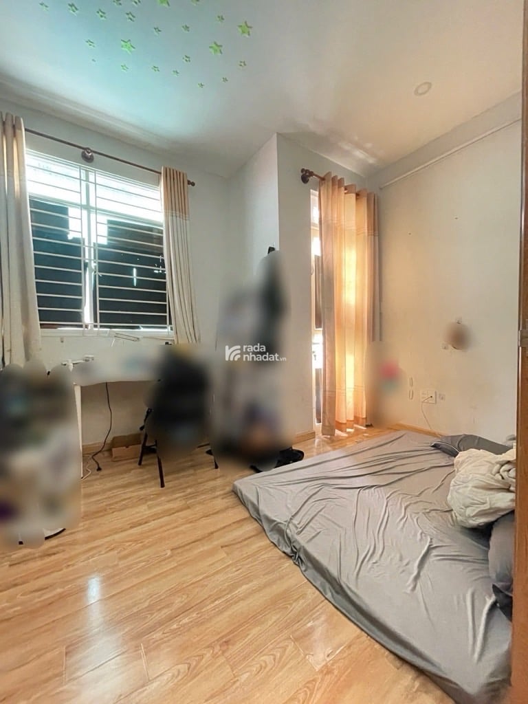 Kết cấu 1 trệt 2 lầu, 2 sân thượng trước sau đúc BTCT. Gồm: 4PN, 4WC, bếp, phòng khách.  