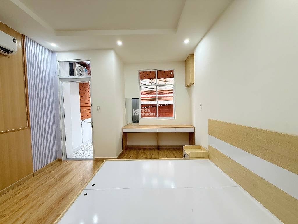 Nhà 1 trệt 2 lầu vào ở ngay, kiên cố chắc chắn 2 phòng ngủ 2 wc.  Diện tích 4 x 8.6  32 m2.  Nhà