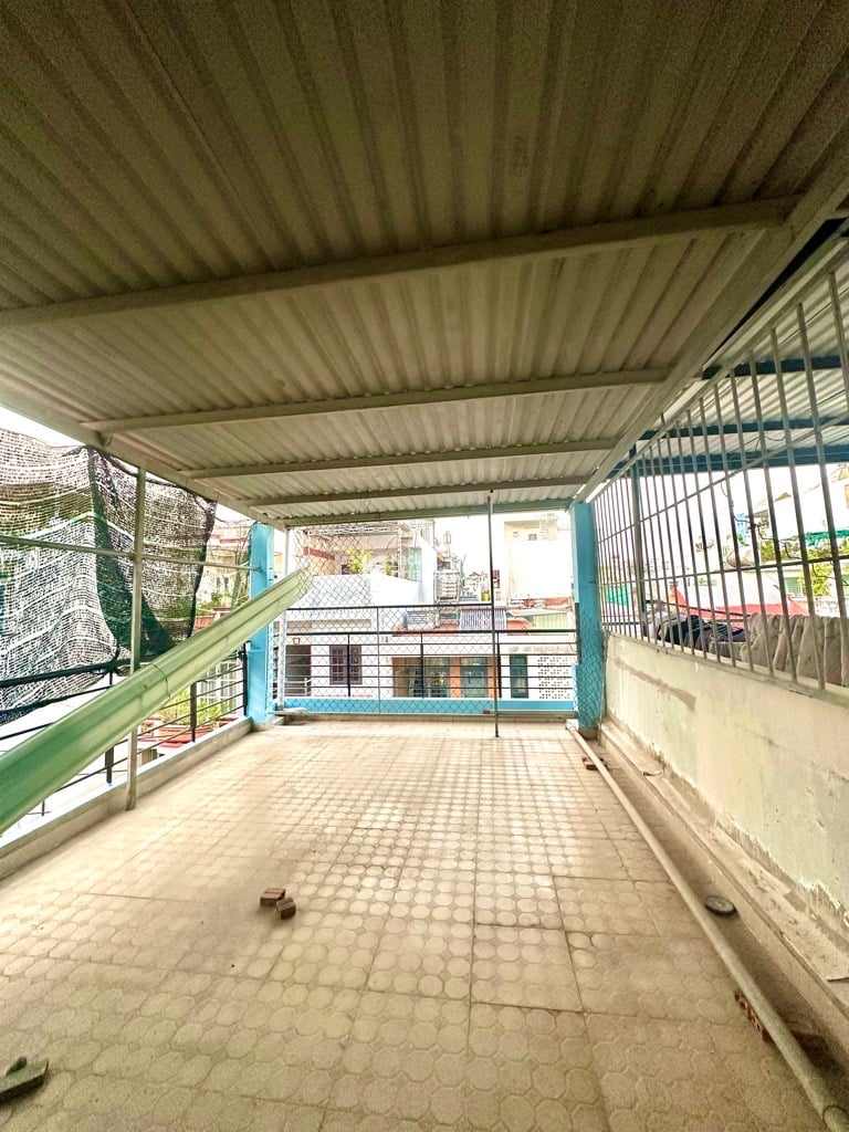 HẺM NHỰA XE HƠI THẲNG 1 TRỤC - XE HƠI NGỦ TRONG NHÀ -6M 1 XE 16- NHÀ MỚI 4 TẦNG  BTCT