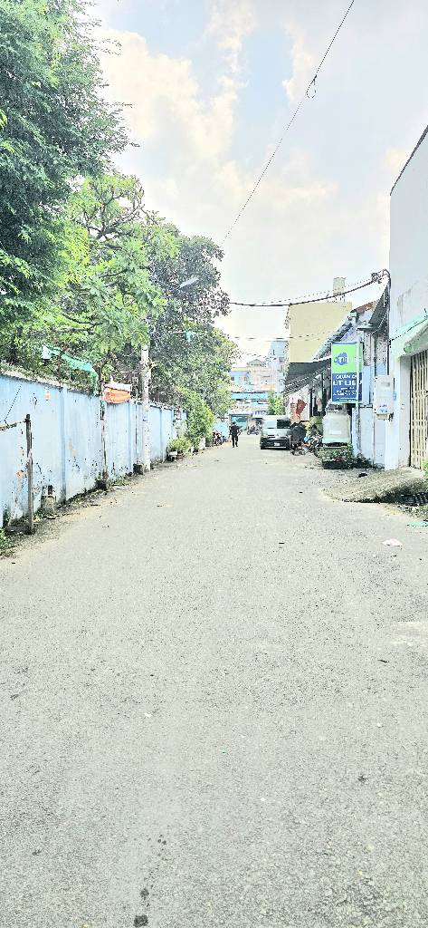 Sát mặt tiền Phan Anh, đường nhựa 8m, có vỉa hè. Gần chợ, trường học