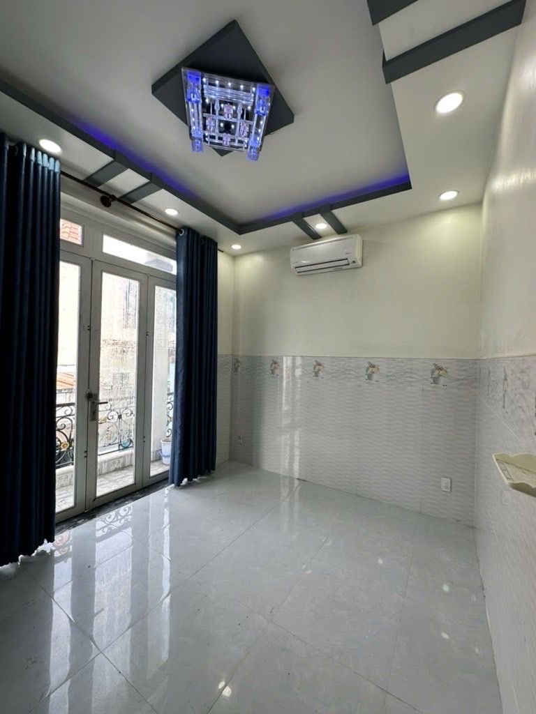 Ngang 3.8 x 7m - Hẻm nhựa, ô tô đi qua nhà thoải mái, hẻm thông.- KC: Trệt , Lững (P.Bếp 1WC) , 2 L