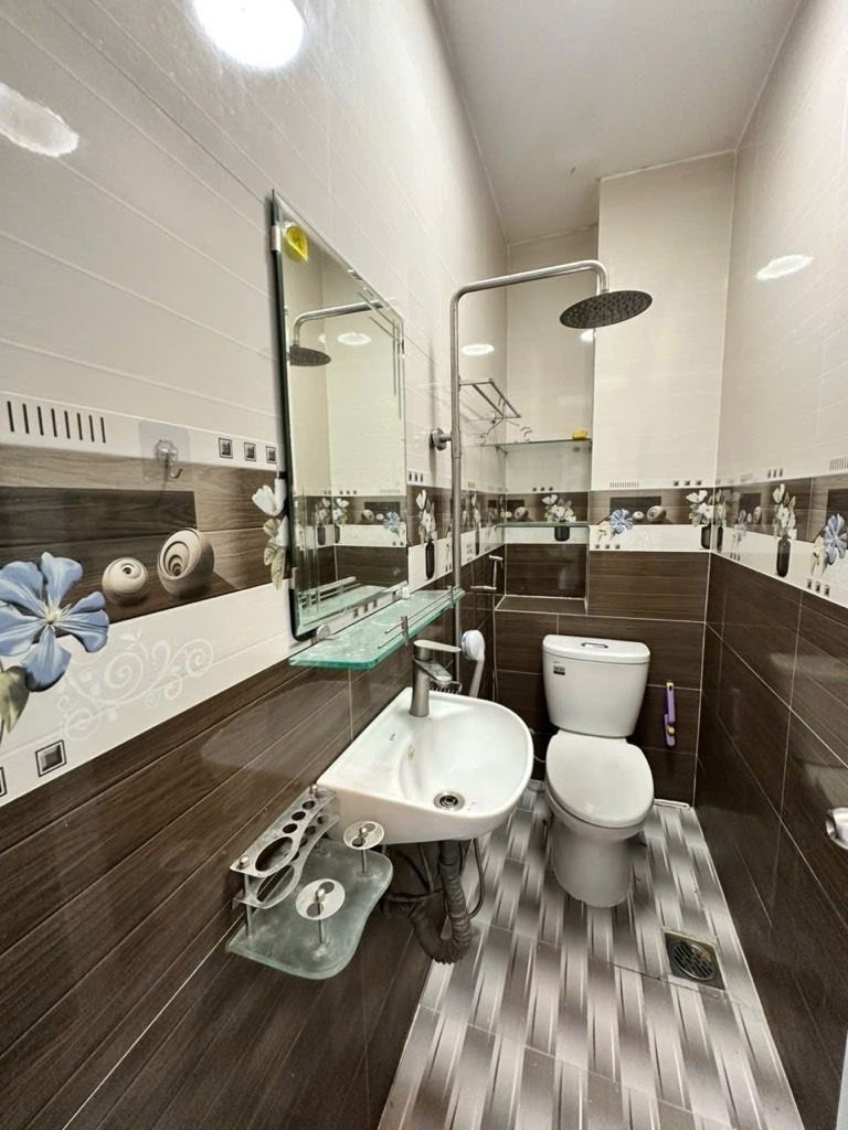 Ngang 3.8 x 7m - Hẻm nhựa, ô tô đi qua nhà thoải mái, hẻm thông.- KC: Trệt , Lững (P.Bếp 1WC) , 2 L