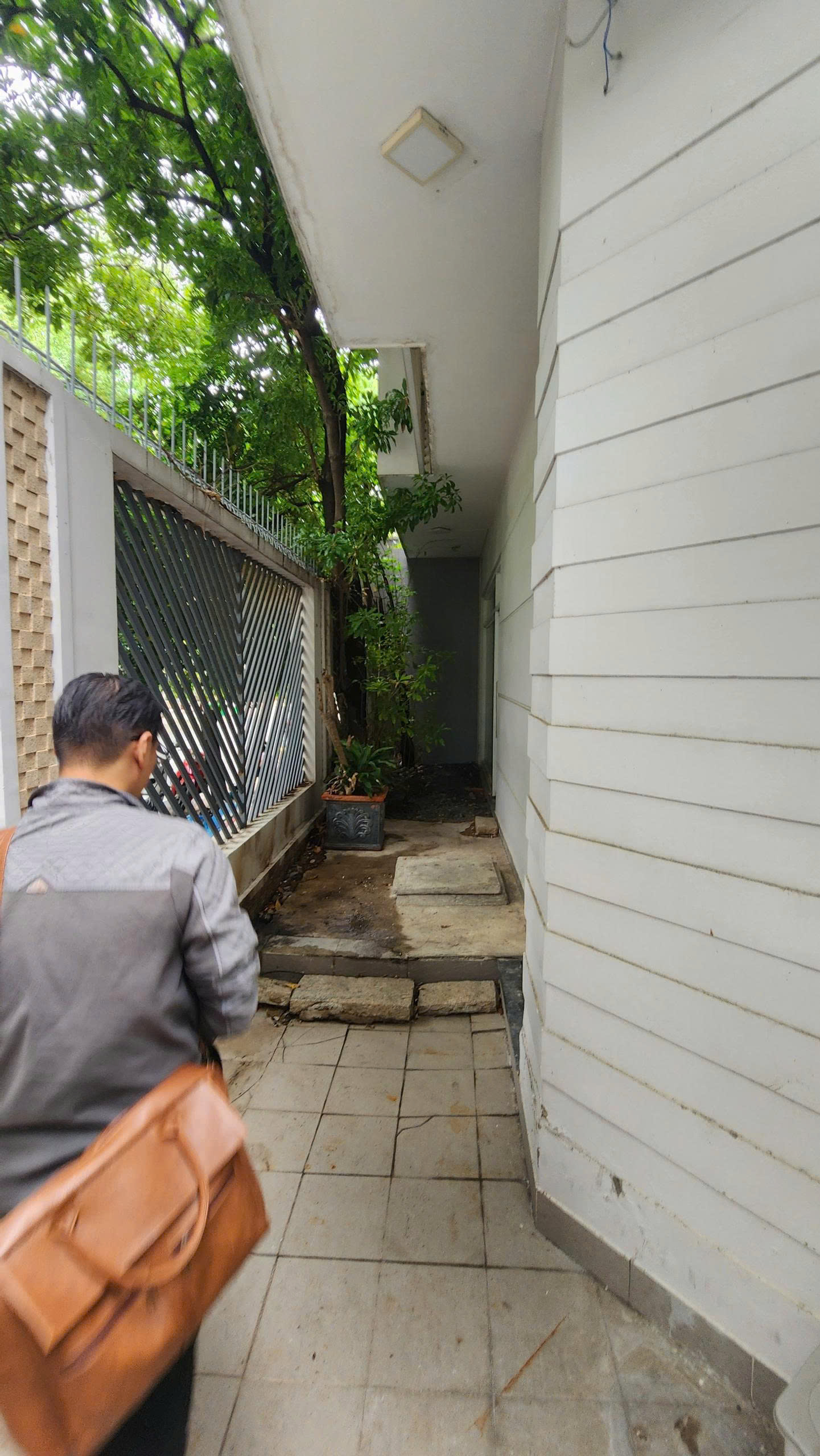 nhà góc 2 mặt tiền 6x18m 3 lầu st phường tân phong quận 7. Đông tứ trạch
