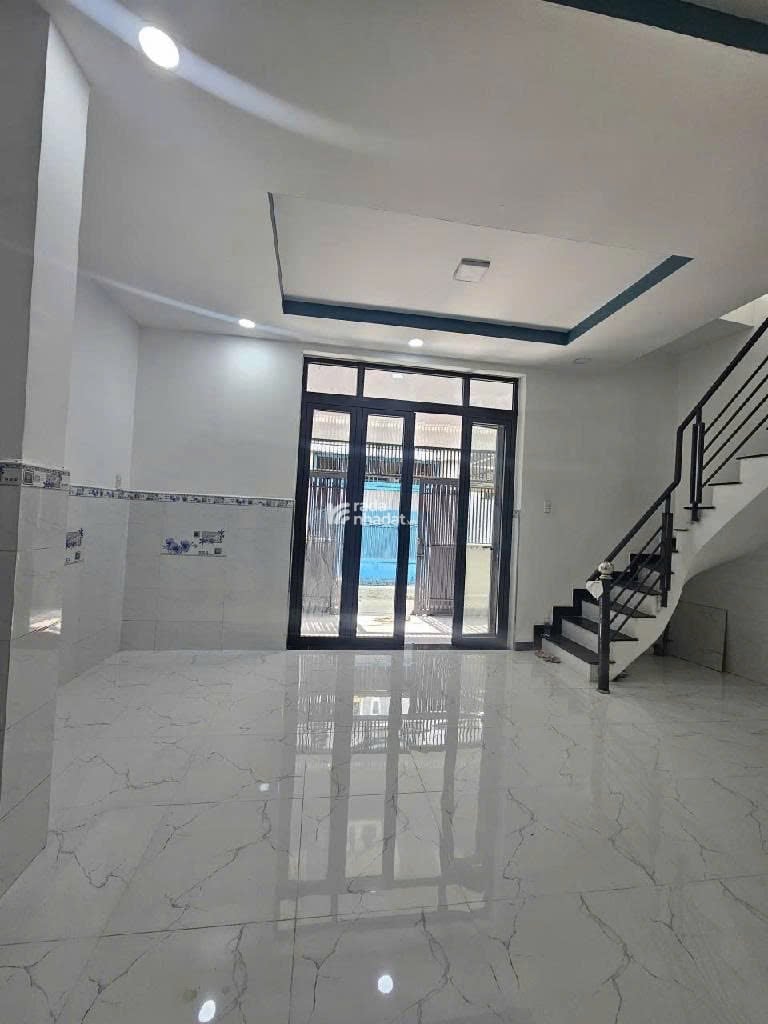 Nhà Tân Phú. 1 Trệt 1 Lầu. Xe hơi ngay cửa. 5,5m x 10m. Chỉ 5 tỷ.