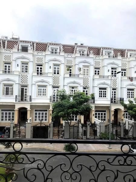 RẺ NHẤT KHU, CHO THUÊ BIỆT THỰ LITTLE VILLAGE, SÁT GIGAMALL, 1 HẦM 1 TRỆT 3 LẦU, 26TR.