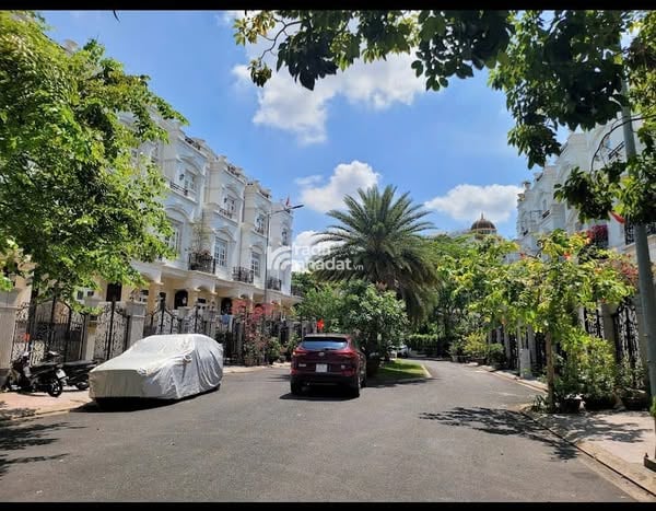 RẺ NHẤT KHU, CHO THUÊ BIỆT THỰ LITTLE VILLAGE, SÁT GIGAMALL, 1 HẦM 1 TRỆT 3 LẦU, 26TR.