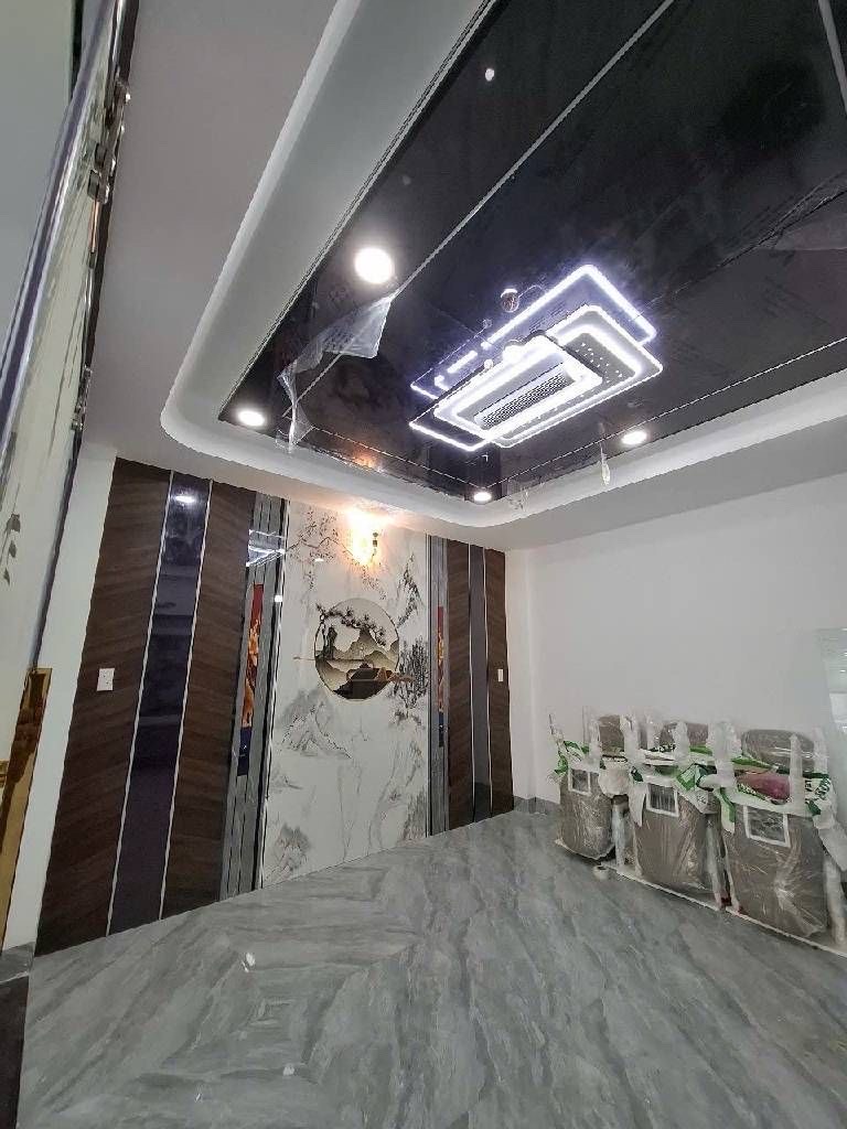 Phòng khách bố trí trên tầng lửng Sang trọng và ấm cúng.  Trệt gồm: bếp  phòng ăn  gara ô tô, 