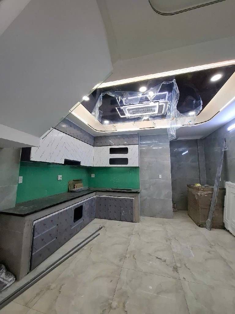 Phòng khách bố trí trên tầng lửng Sang trọng và ấm cúng.  Trệt gồm: bếp  phòng ăn  gara ô tô, 
