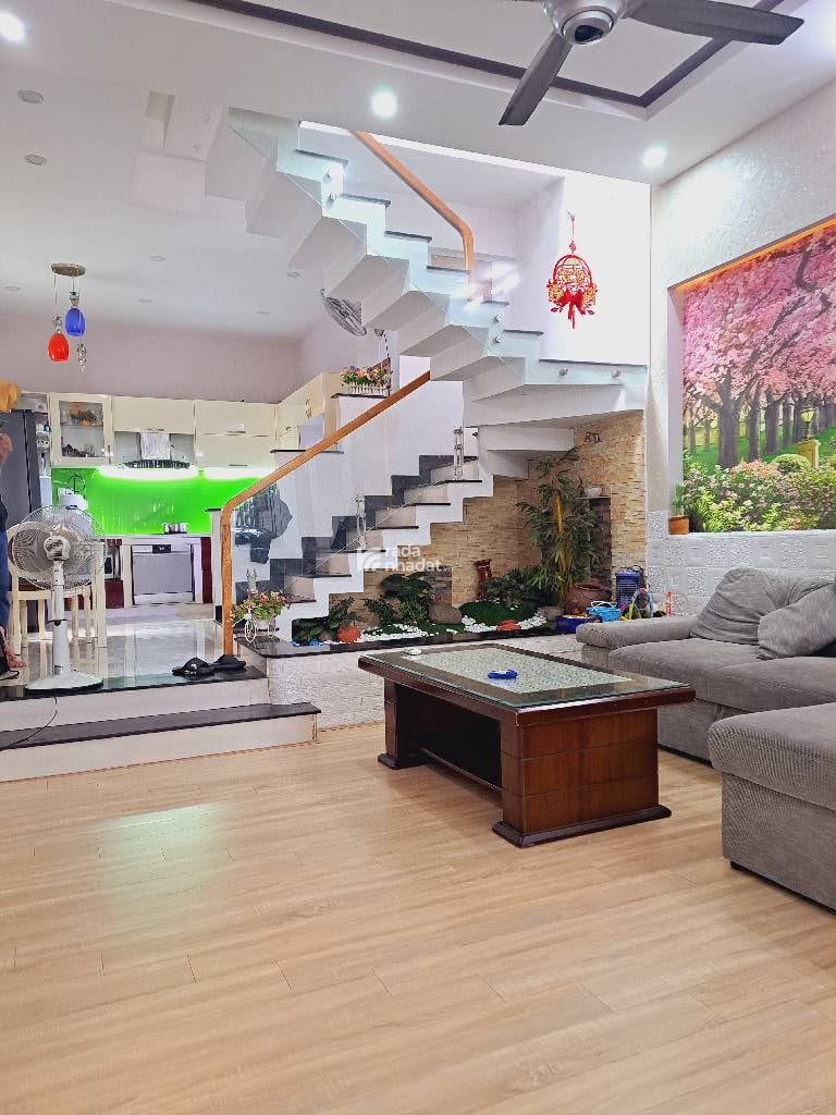  Lô góc thoáng mát, sạch sẽ, 4.8x14m, 2 tầng 3pn, 2wc, pk, ban công.
