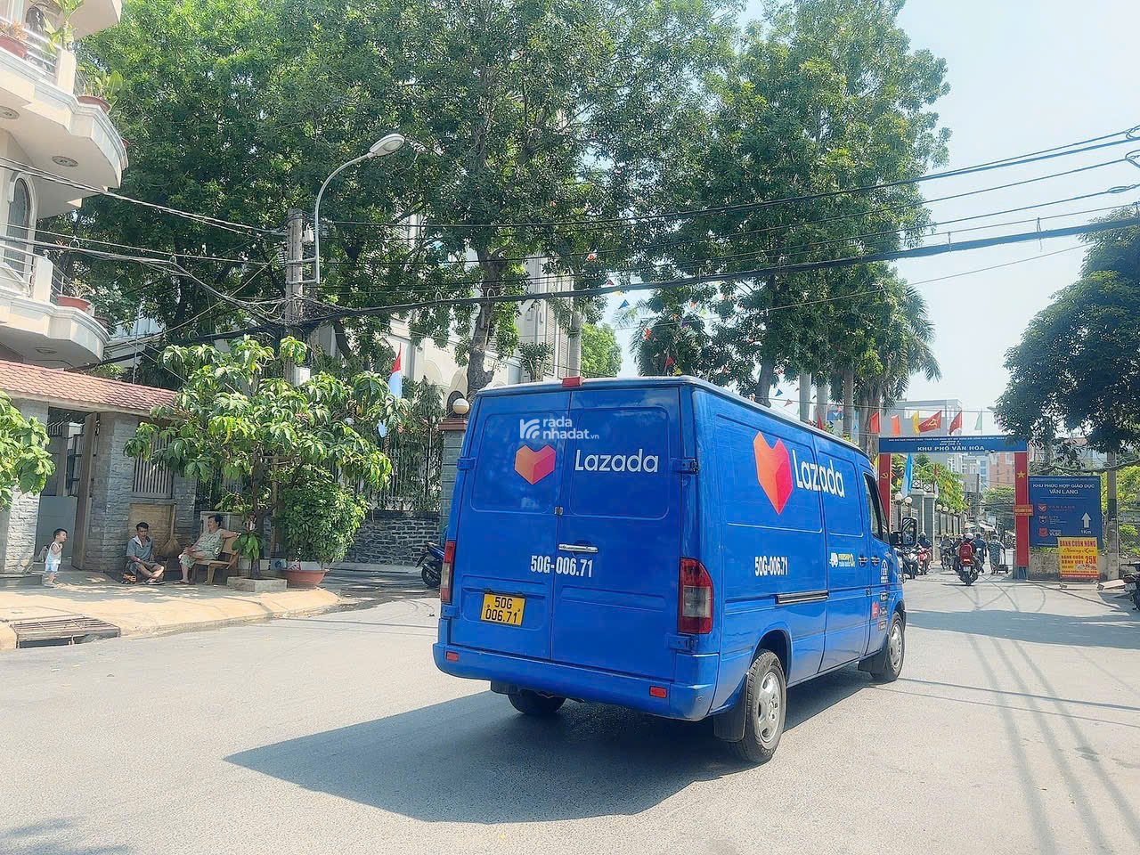 Bán Biệt thự 3 lầu mái Thái ngang 11m 275m2 có hầm T.máy Dương Quảng Hàm tặng NT 46.8 tỷ. 