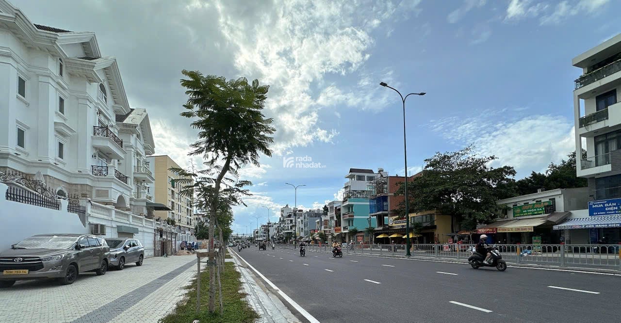 Bán Biệt thự 3 lầu mái Thái ngang 11m 275m2 có hầm T.máy Dương Quảng Hàm tặng NT 46.8 tỷ. 