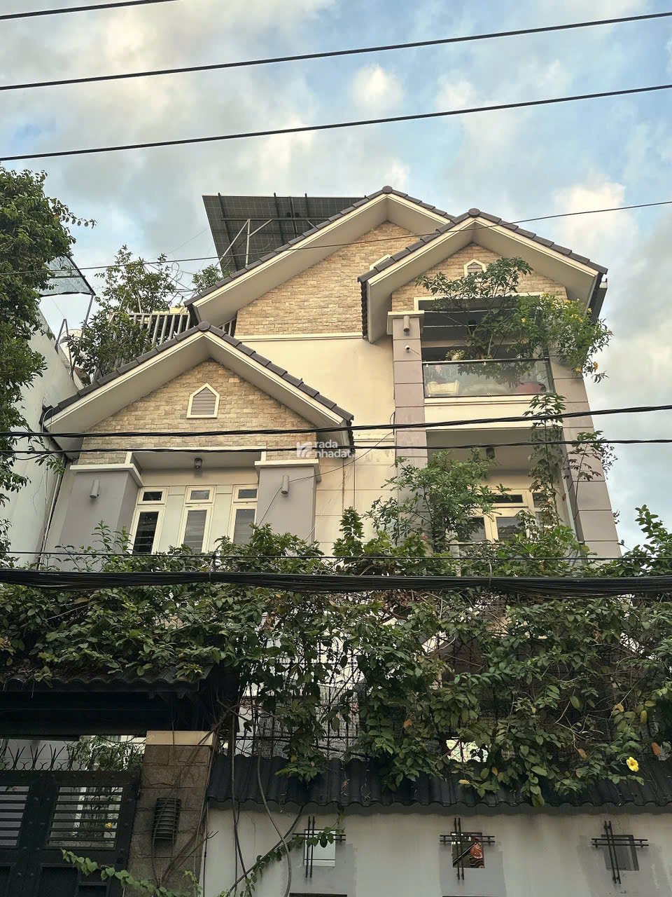 Bán Biệt thự 3 lầu mái Thái ngang 11m 275m2 có hầm T.máy Dương Quảng Hàm tặng NT 46.8 tỷ. 