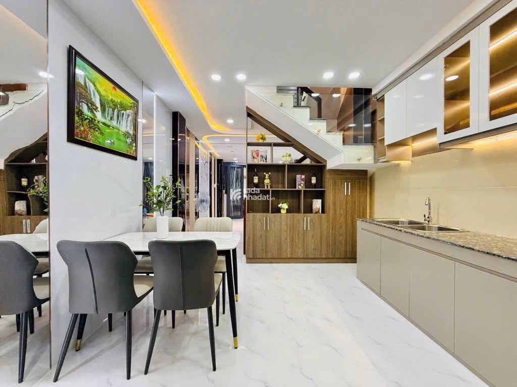NGAY CV LÀNG HOA - 5TẦNG - 3PN - 42M2 - MỚI Ở NGAY 5.98 TỶ