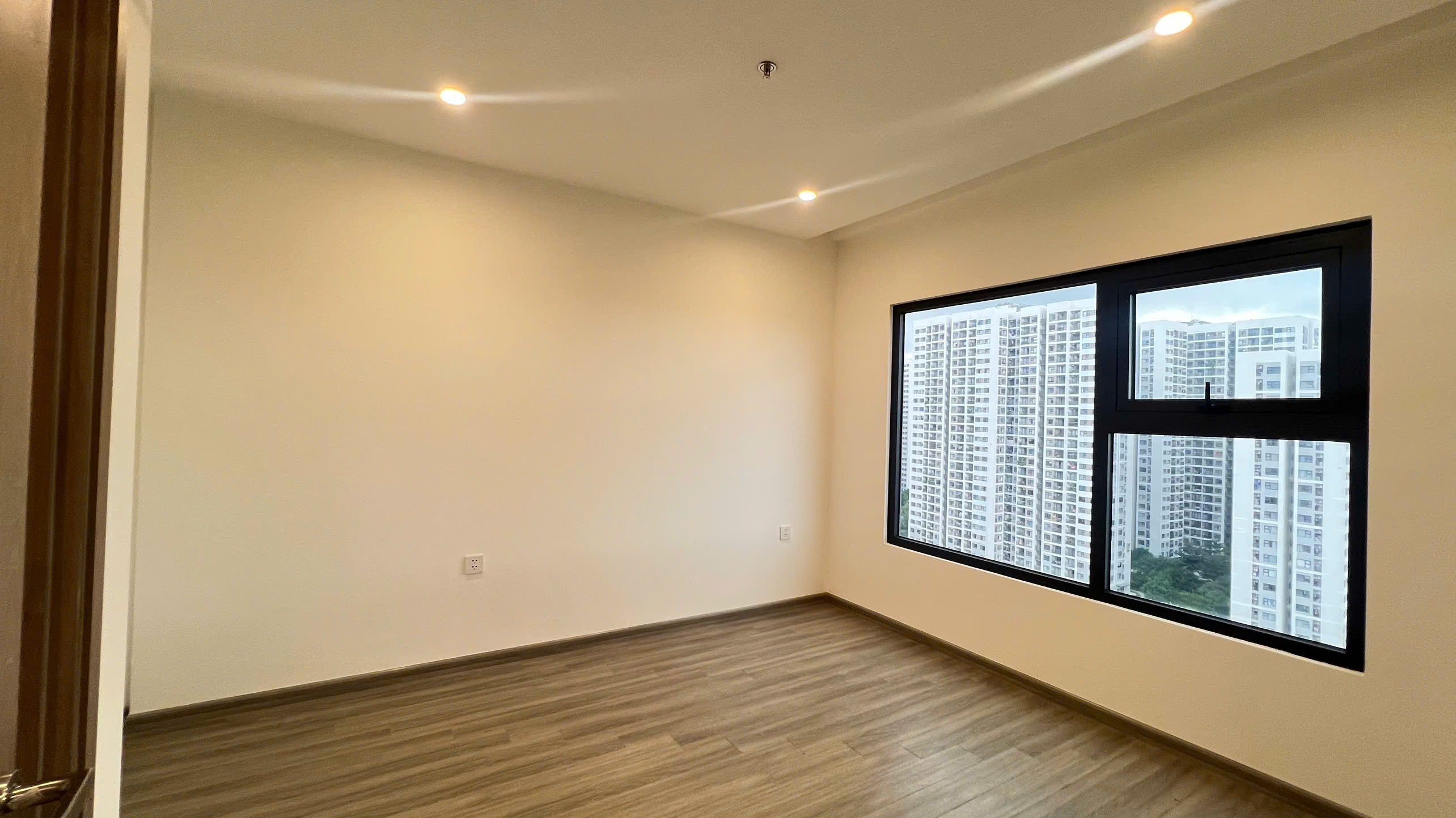 Bán cắt lỗ 1,5 tỷ cho căn hộ 3PN The Bevely 3. DT 100m2. View trực diện toàn công viên