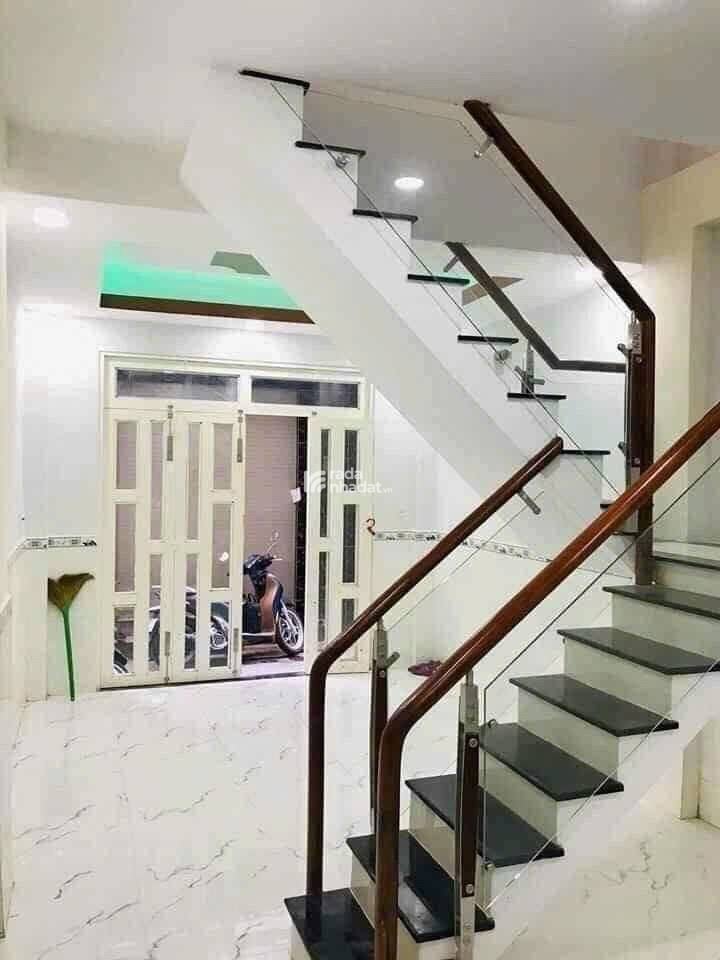 NHÀ PHÍA SAU CĂN MẶT , NHÀ ĐẸP Ở NGAY 