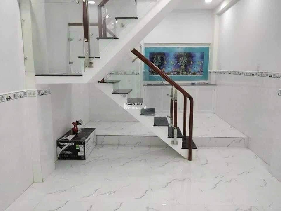 NHÀ PHÍA SAU CĂN MẶT , NHÀ ĐẸP Ở NGAY 