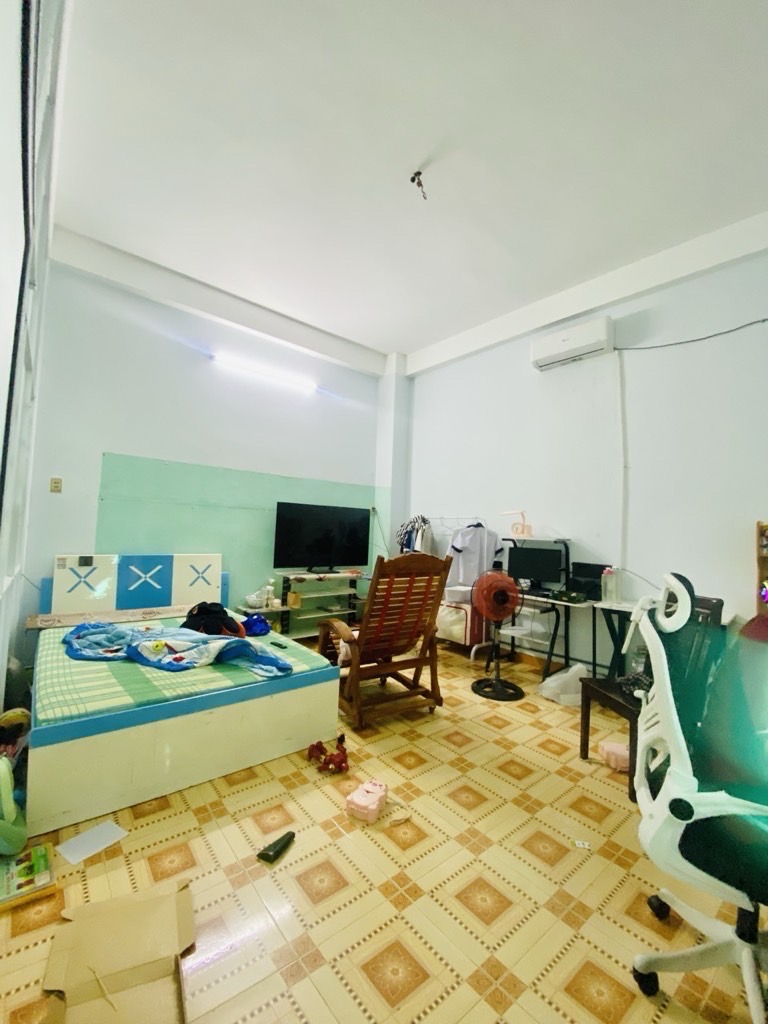 Mô tả:- Nhà 3 tầng có mái bê tông.- ngang 5 siêu hiếm.- Hiện có 3PN 3 Wc.- pháp lý chuẩn hoàn công 