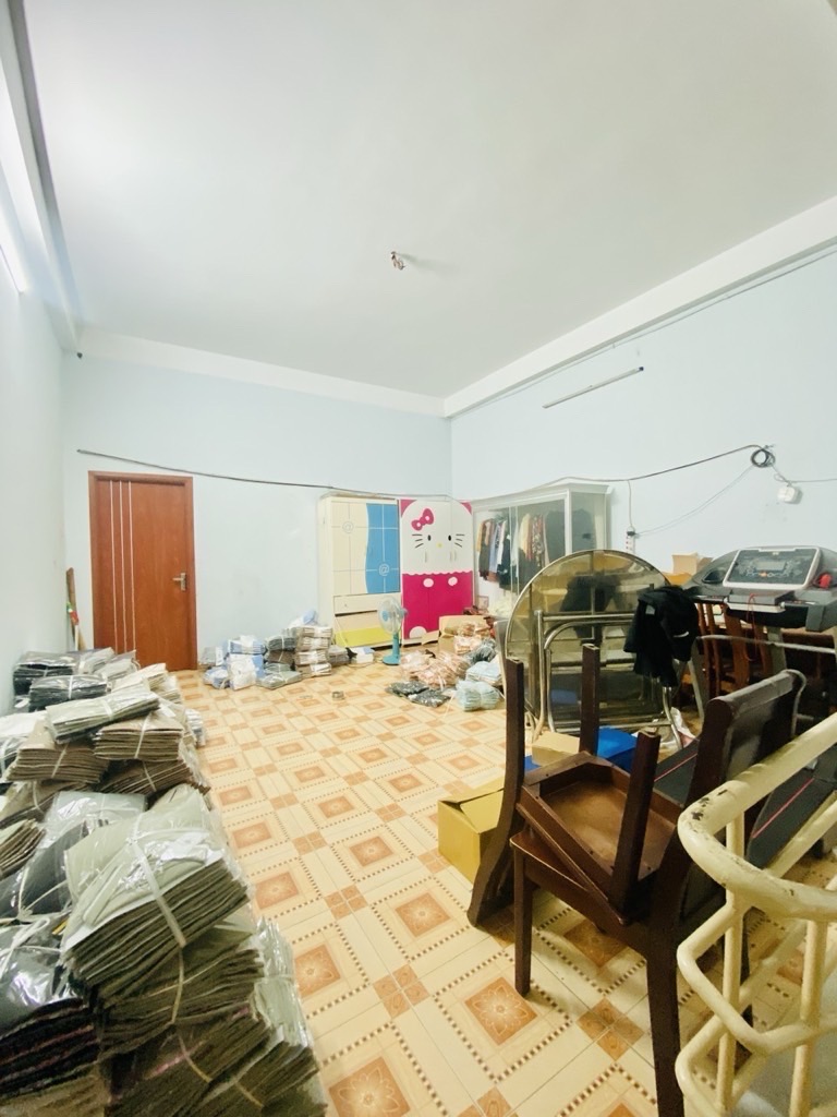 Mô tả:- Nhà 3 tầng có mái bê tông.- ngang 5 siêu hiếm.- Hiện có 3PN 3 Wc.- pháp lý chuẩn hoàn công 
