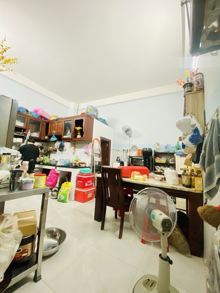 Mô tả:- Nhà 3 tầng có mái bê tông.- ngang 5 siêu hiếm.- Hiện có 3PN 3 Wc.- pháp lý chuẩn hoàn công 