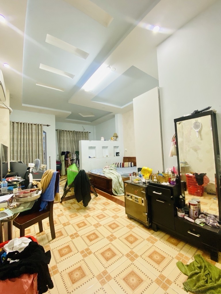 Mô tả:- Nhà 3 tầng có mái bê tông.- ngang 5 siêu hiếm.- Hiện có 3PN 3 Wc.- pháp lý chuẩn hoàn công 