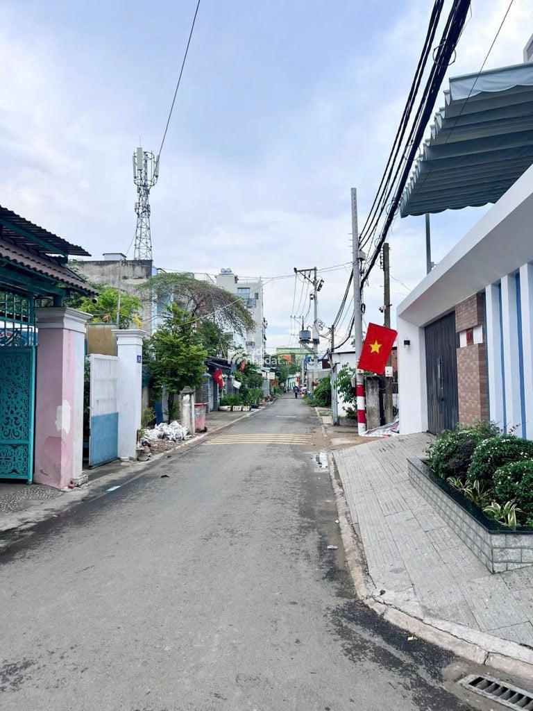 Nhà Đẹp Long Trường - 3 Tầng, 4PN,70m2 Hẻm Xe Hơi, Giá Hơn 6 Tỷ