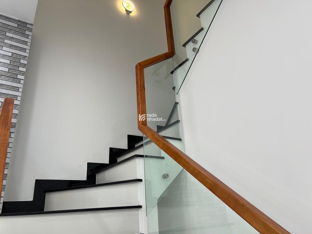 Nhà Đẹp Long Trường - 3 Tầng, 4PN,70m2 Hẻm Xe Hơi, Giá Hơn 6 Tỷ