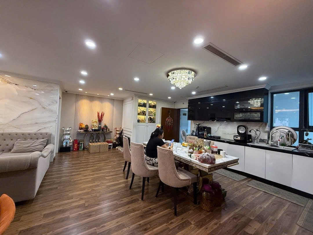BÁN CHUNG CƯ CAO CẤP GOLDMARK CITY - 135m2 - 3 NGỦ-TẶNG FULL NỘI THẤT- 2 SLOT Ô TÔ