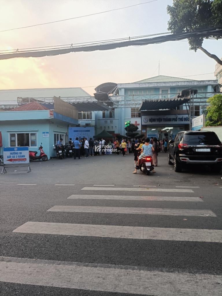 BÁN ĐẤT TẶNG NHÀ, HẺM NHỰA 6m THÔNG NGAY CỔNG BV THỦ ĐỨC, 5,2X38 CHỈ 13.