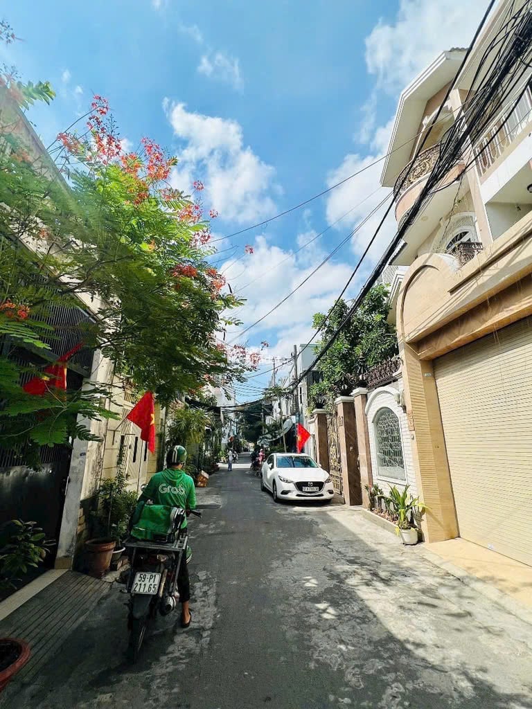 Bán nhà Lê Thiệt, Phú Thọ Hoà, Tân Phú. -1 trệt 1 lầu 2 pn, 2 wc... -Hẻm 4m thông xe hơi tới nhà.