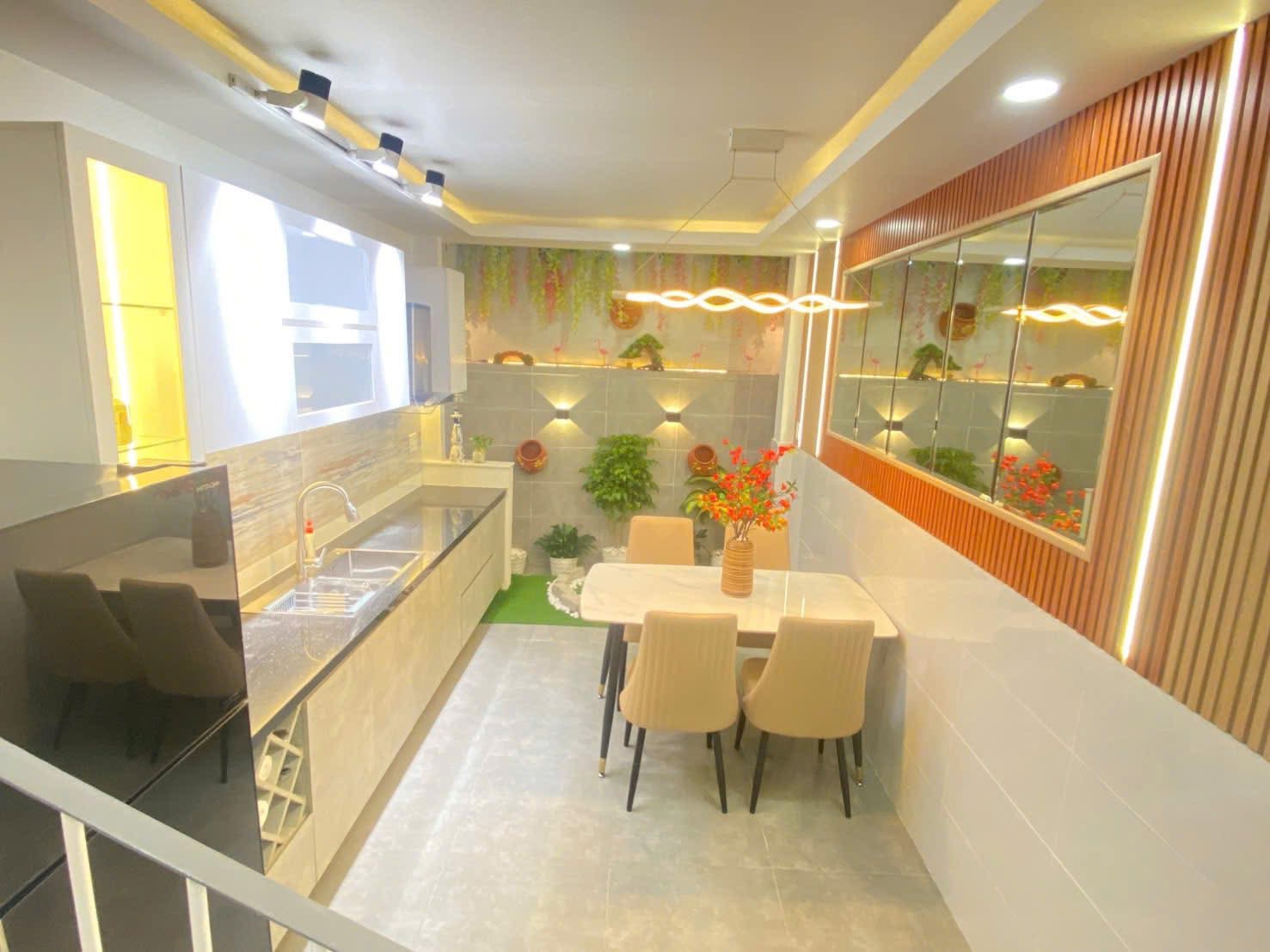 BÁN GẤP!!! Nhà Đào Duy Từ Q10 giá 4TỶ5, HXH, SHR, LH ngay