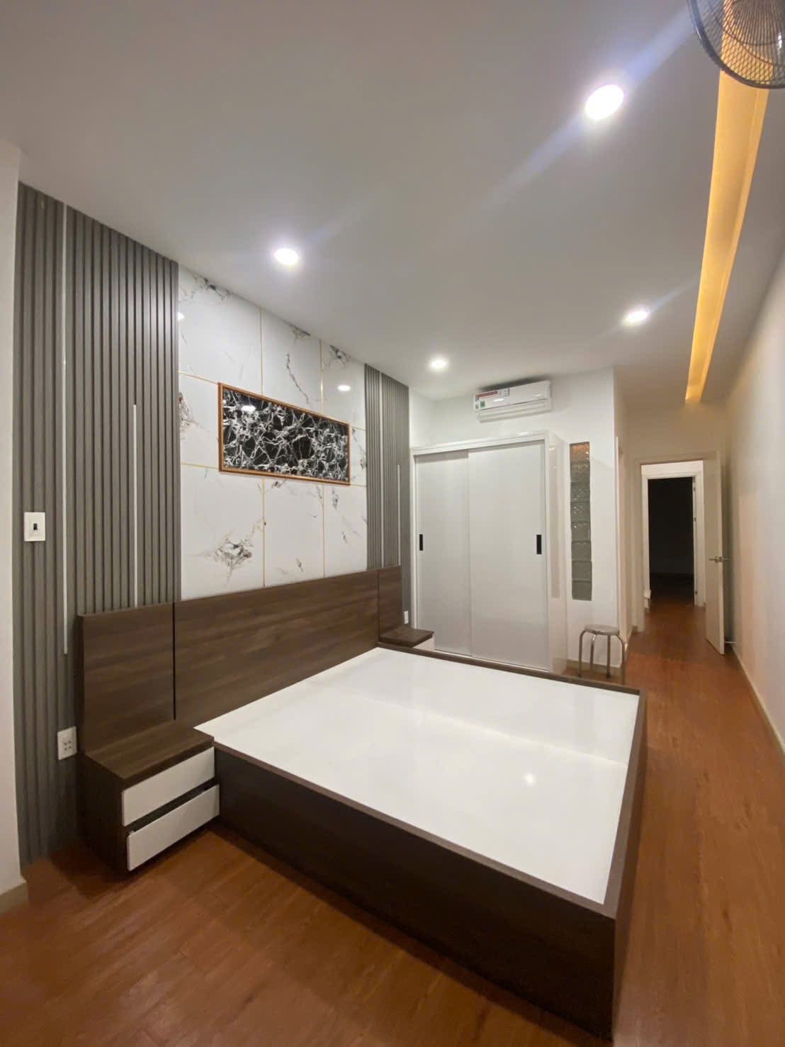 BÁN GẤP!!! Nhà Đào Duy Từ Q10 giá 4TỶ5, HXH, SHR, LH ngay