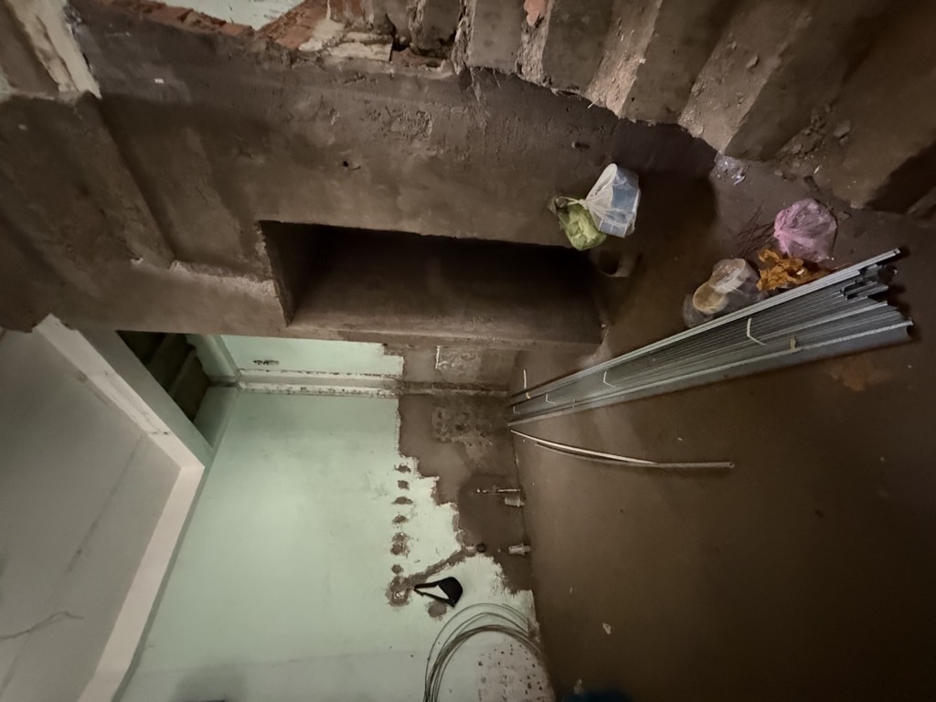 1 tret , 1 lầu. Gồm: 2 PN, 2 toilet- nhà đang sửa, sắp hoàn thiện vị trí: thuận tiện di chuyển qua 