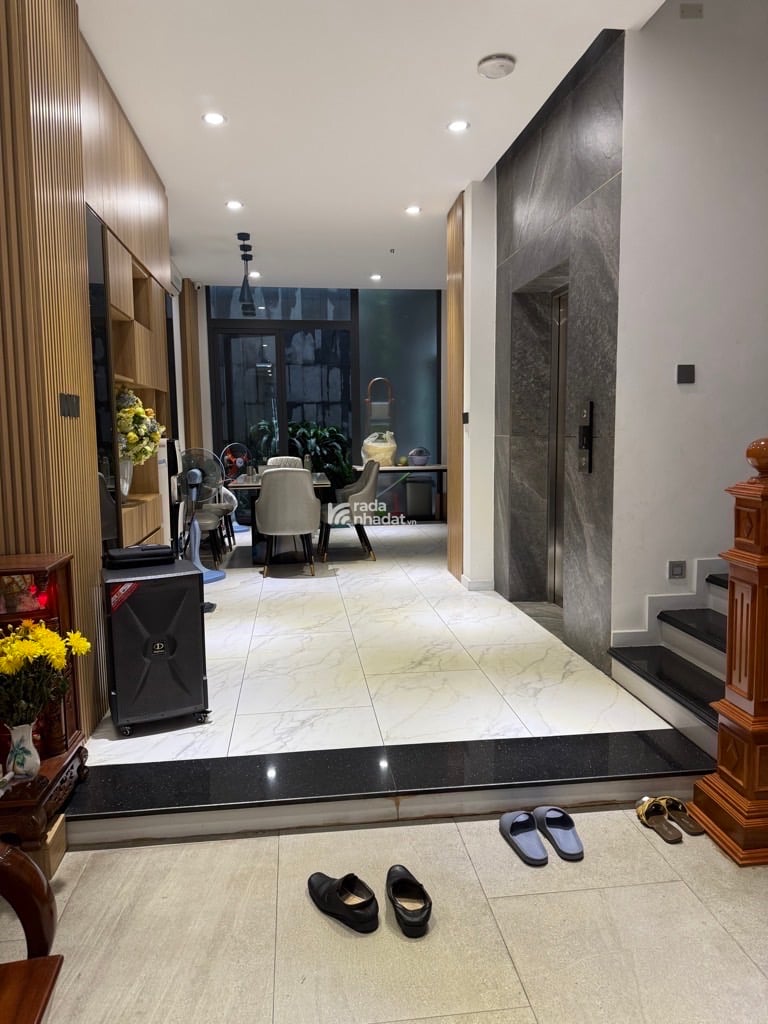 NGANG 5M_  NHÀ CÓ THANG MÁY- XE HƠI NGỦ TRONG NHÀ Diện tích : 5m x 16.8m- 1 trệt , 2 lầu