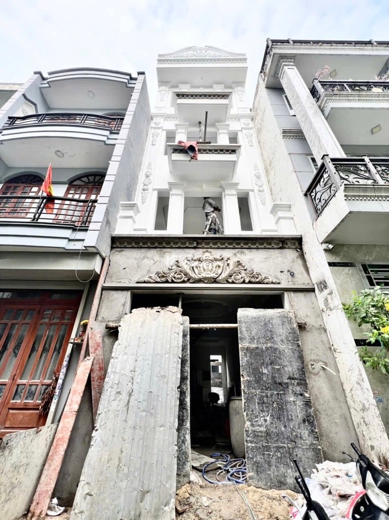 - Nhà mới đẹp thiết kế hiện đại sang trọng, xách Vali vào ở liền  