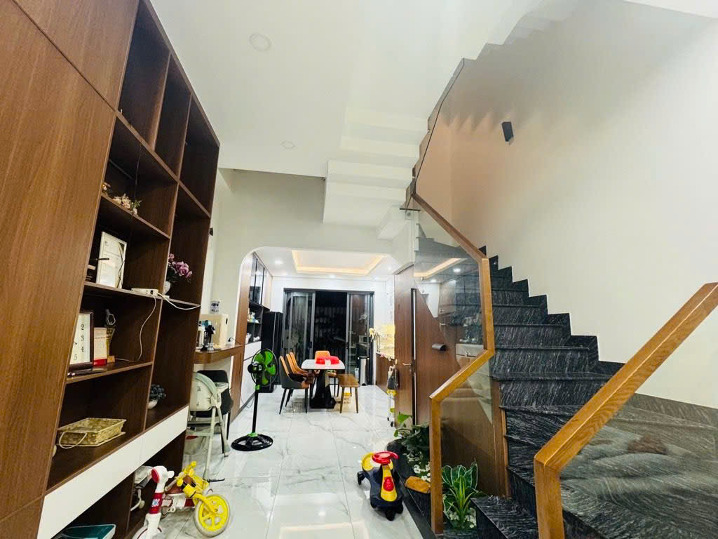 BÁN NHÀ 3 TẦNG GẦN BV VIỆT THẮNG NGANG 5M- 92m2 -GIÁ 6,5 TỶ TL